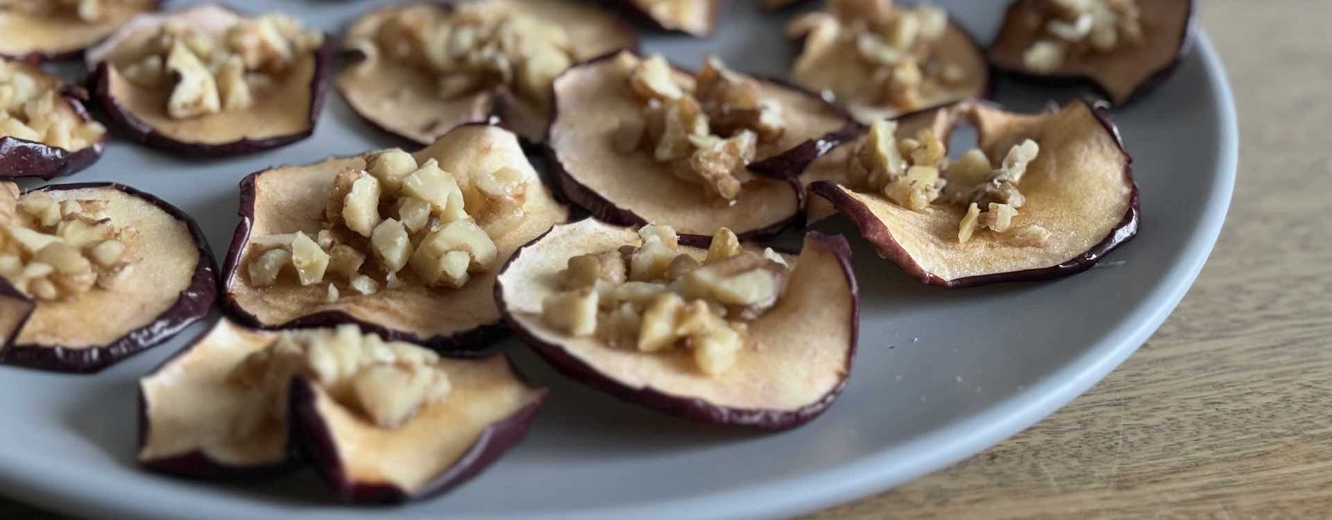 Džiovinti obuoliai su riešutais